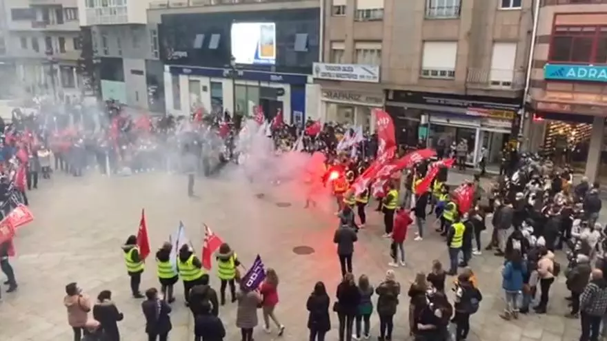 La huelga de la conserva bloquea Vilagarcía por "un convenio justo"