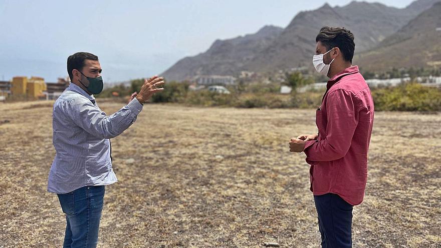 El edil de Servicios Municipales y el alcalde de La Laguna visitan el solar de Bajamar en el que se construirá el parque. | | E. D.
