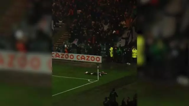 Futbol bajo la lluvia: El Plymouth anotó uno de los goles más cómicos con una celebración para recordar