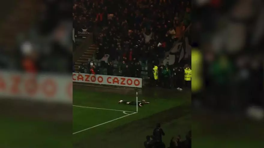 Futbol bajo la lluvia: El Plymouth anotó uno de los goles más cómicos con una celebración para recordar