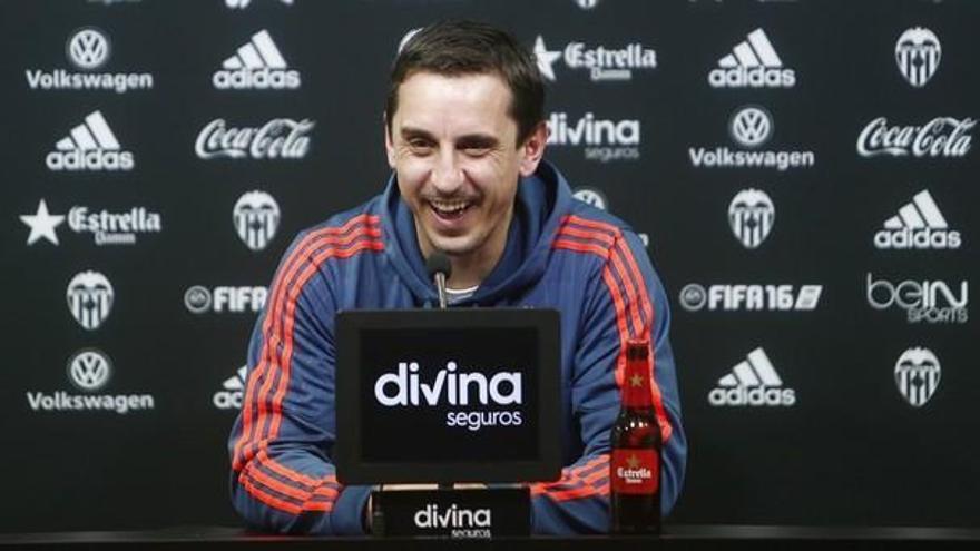 Gary Neville: &quot;No vendrá ningún jugador si no doy mi visto bueno&quot;