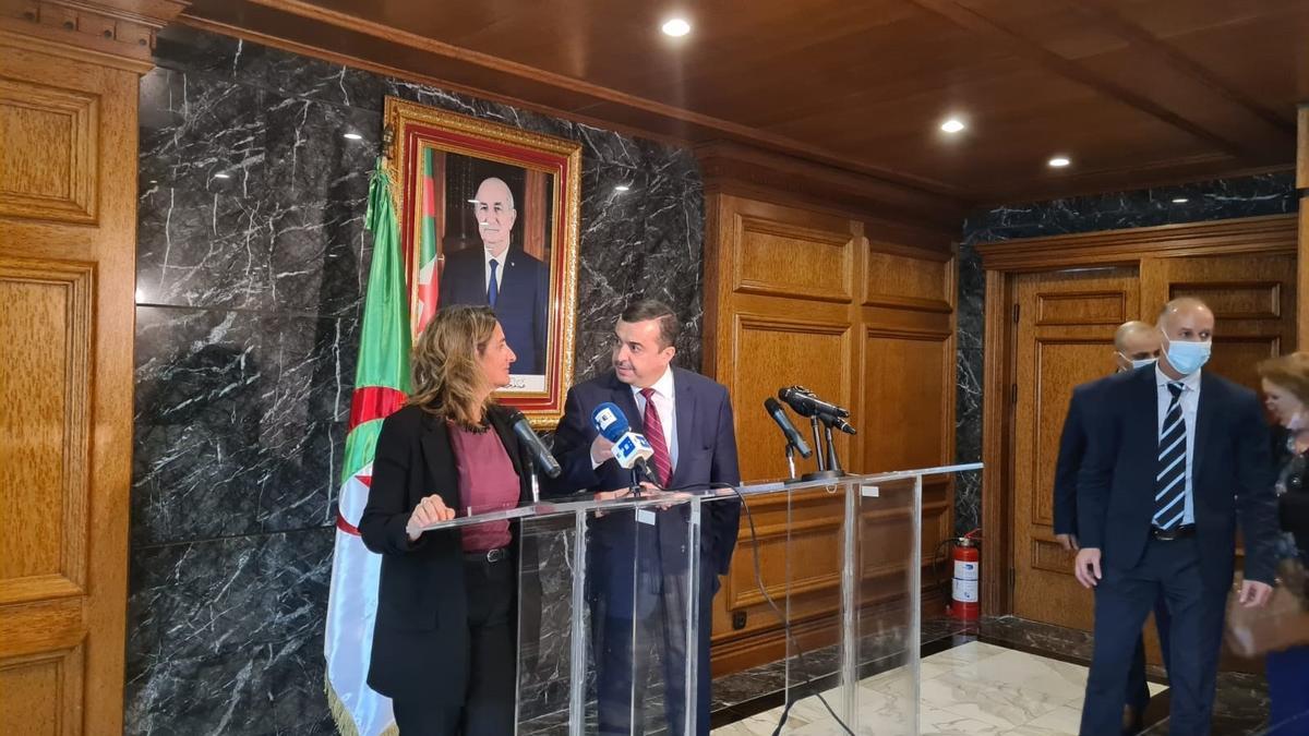 La vicepresidenta Teresa Ribera junto al ministro argelino de Energía, Mohamed Arkab.