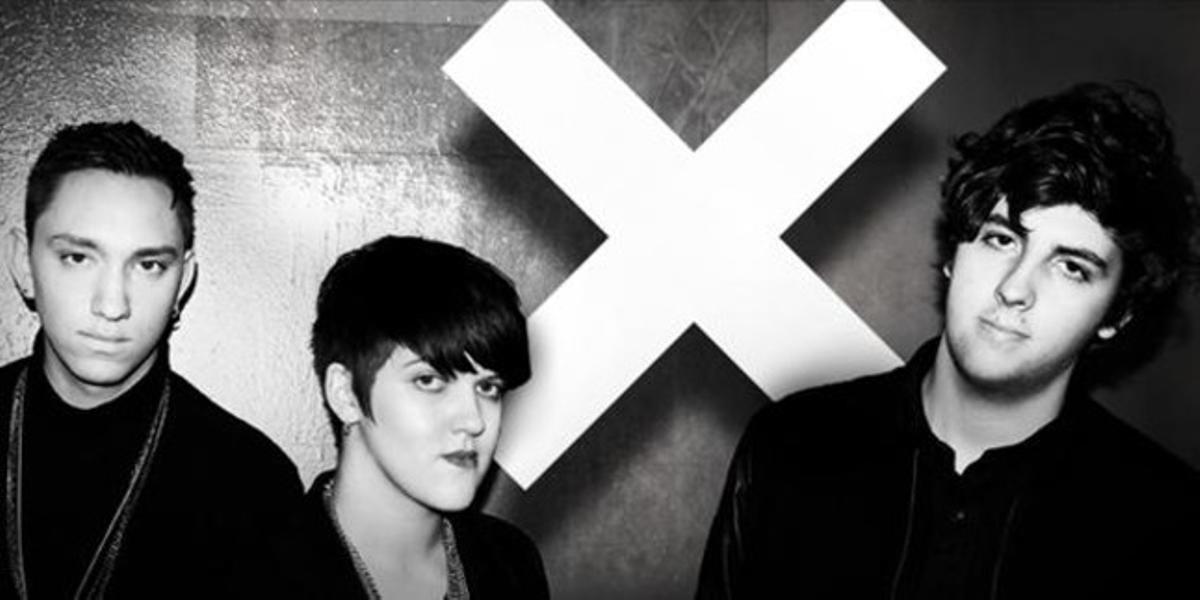 Romy Madley Croft, Oliver Sim i Jamie Smith són els components de The XX, una altra de les bandes londinenques formades per joves d’uns vint anys intentant buscar-se un lloc en l’escena alternativa d’avui dia.