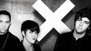 Romy Madley Croft, Oliver Sim i Jamie Smith són els components de The XX, una altra de les bandes londinenques formades per joves d’uns vint anys intentant buscar-se un lloc en l’escena alternativa d’avui dia.