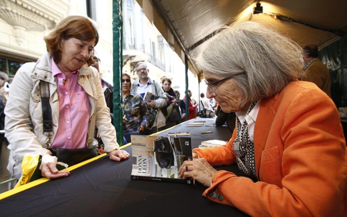 La escritora Dona Leon firma autográfos con motivo de la ’diada’ de Sant Jordi, en Barcelona.