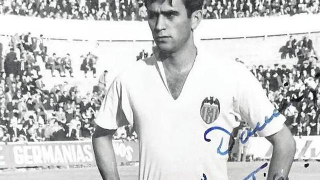 Suco, en una foto de archivo con la camiseta del Valencia CF.