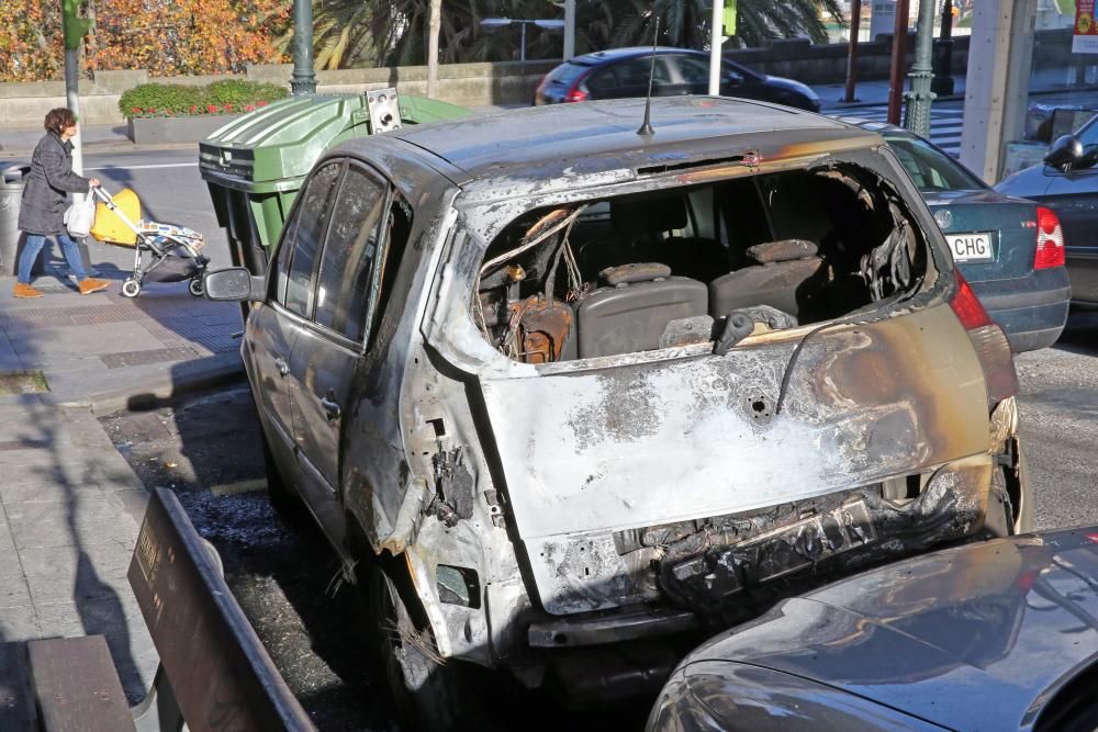 Vehículos quemados en las calles Cuba y México. // Marta G. Brea