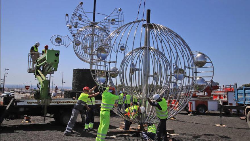 Operarios del Cabildo, ayer, colocando la escultura de César Manrique.