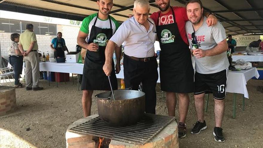 La peña Las Zagalas gana el concurso de calderetas