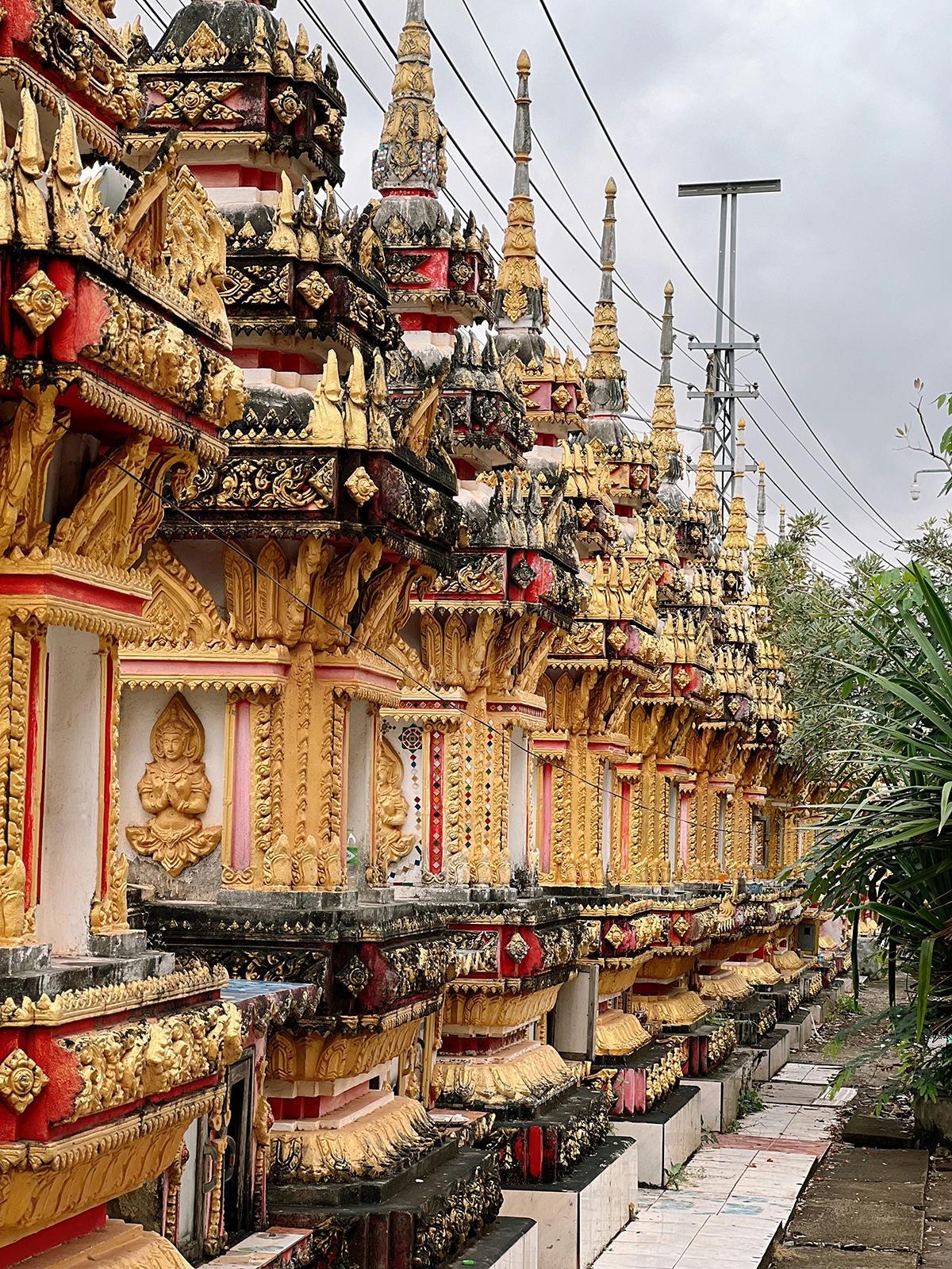 Templo budista en Ban Nongbone, Vientiane, una muestra de la espiritualidad que acompaña el viaje por Laos.