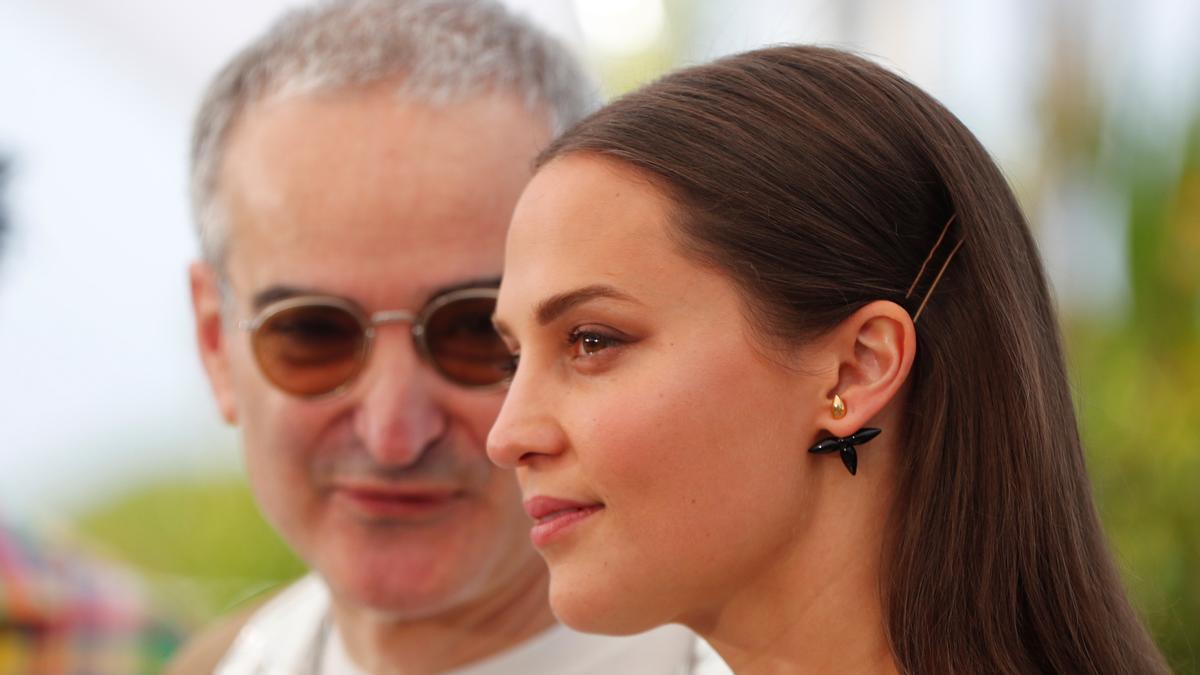 Alicia Vikander y Olivier Assayas, en la presentación de 'Irma Vep' en Cannes