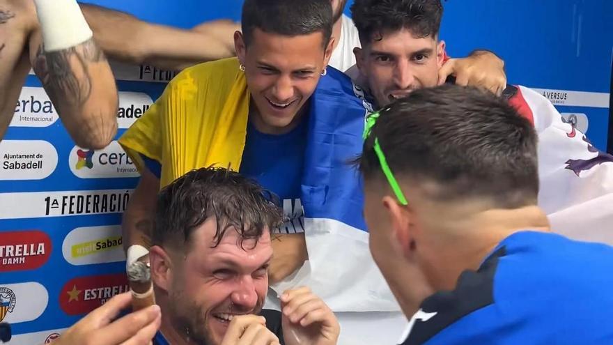 Invasión de la sala de prensa del Sabadell para festejar junto con el míster el ascenso