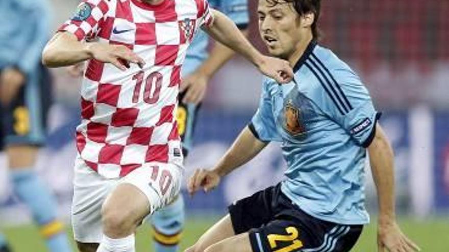 Modric y Silva en el enfrentamiento entre España y Croacia del Europeo de Ucrania.