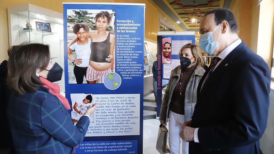 Exposición de Manos Unidas sobre el avance social de las mujeres en el Rectorado