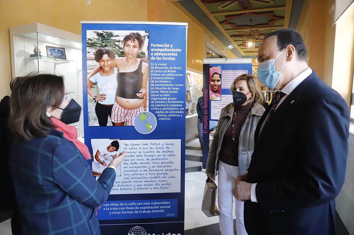 Exposición de Manos Unidas sobre el avance social de las mujeres en el Rectorado