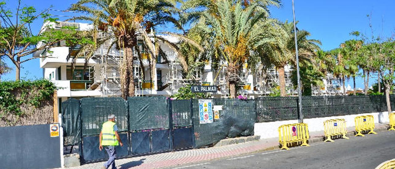 Imagen de un grupo de apartamentos del sur de Gran Canaria sometido a un proyecto de modernización.