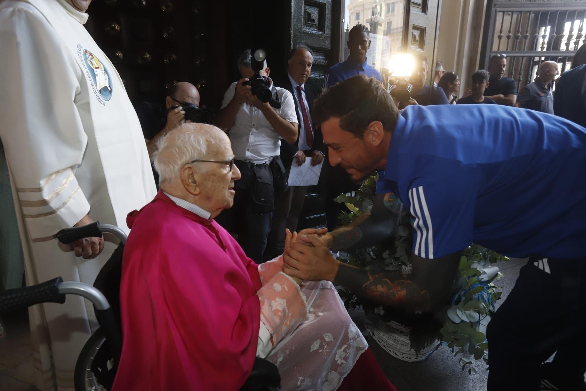En imágenes | La plantilla del Real Zaragoza presenta su ofrenda a la Virgen del Pilar