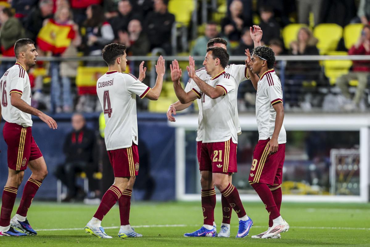 La selección celebra el gol de Oyarzabal a pase de Cubarsí