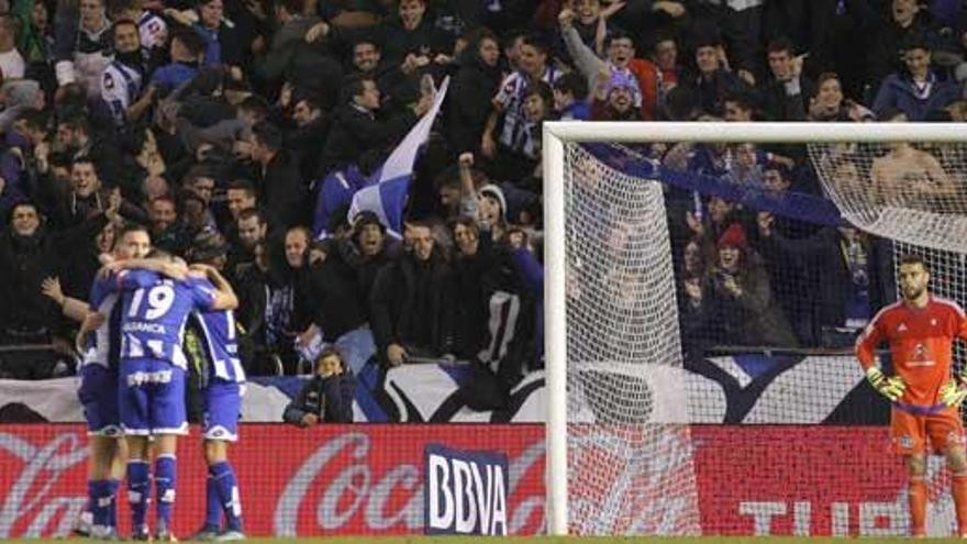 Los jugadores del Deportivo celebran su segundo gol.