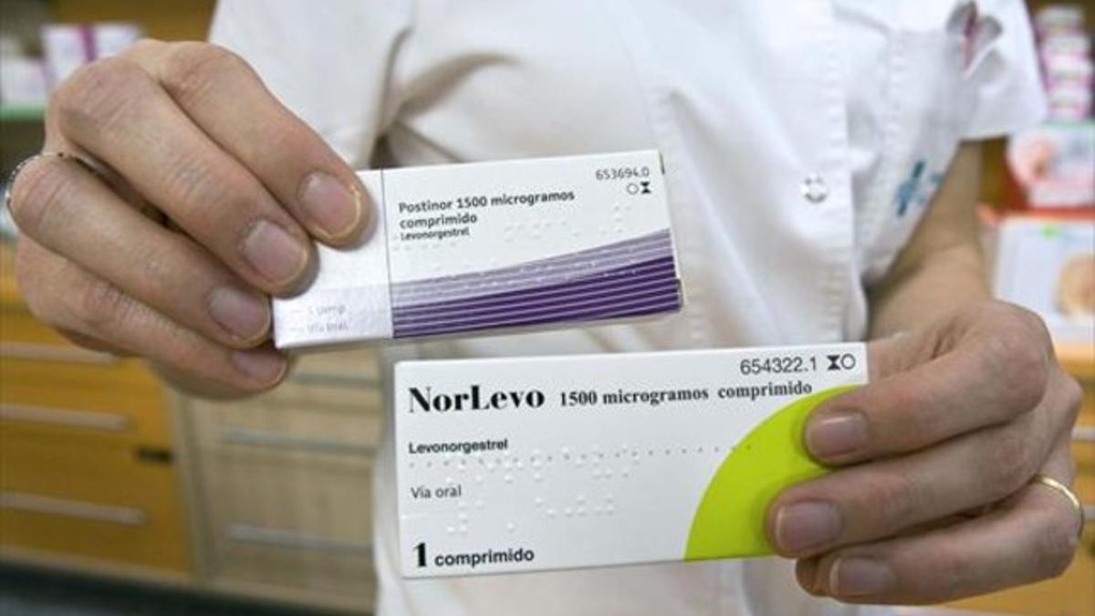 Una farmacéutica muestra dos de las presentaciones con las que se sirve la píldora poscoital.