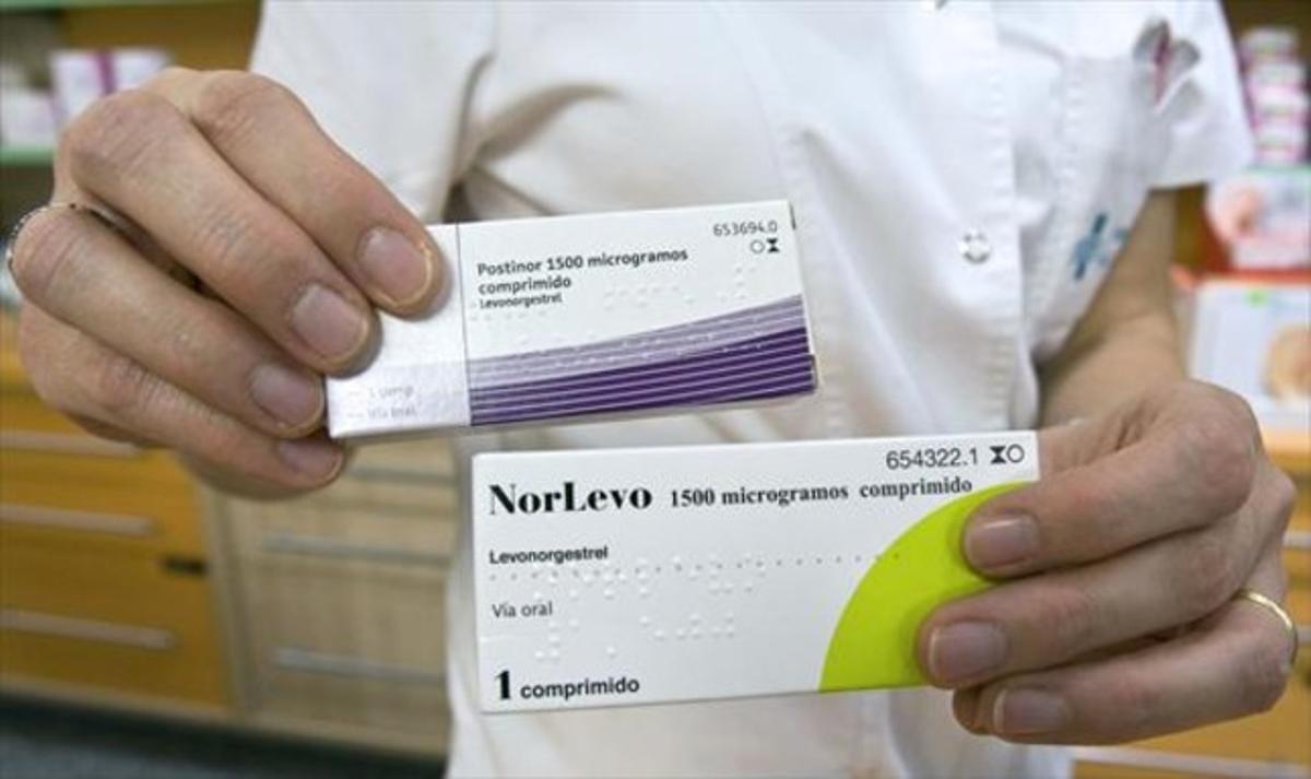 Una farmacèutica mostra dues de les presentacions amb què se serveix la pastilla postcoital.