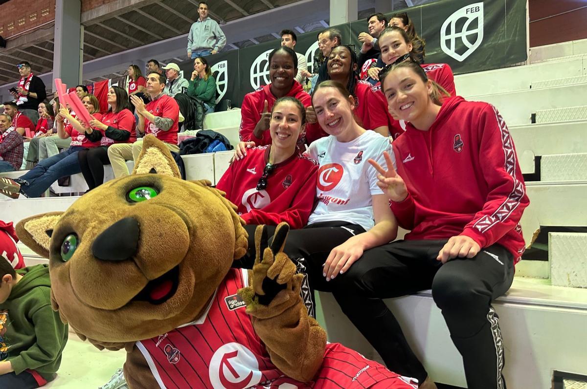 Las jugadoras del primer equipo del Casademont ven un partido del Infantil A.