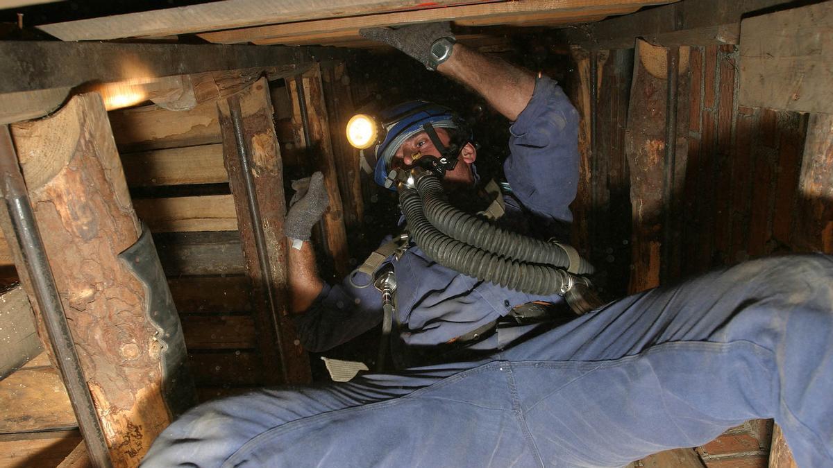 Entrenamiento de un brigadista en las instalaciones del pozo Fondón, en una imagen de archivo.