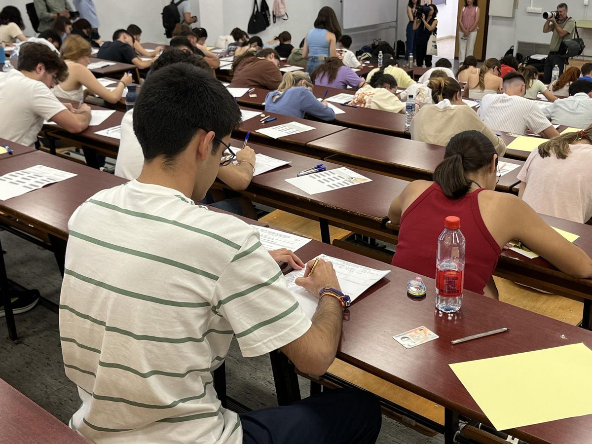 Estudiantes malagueños en el primer día de la Selectividad de 2023.