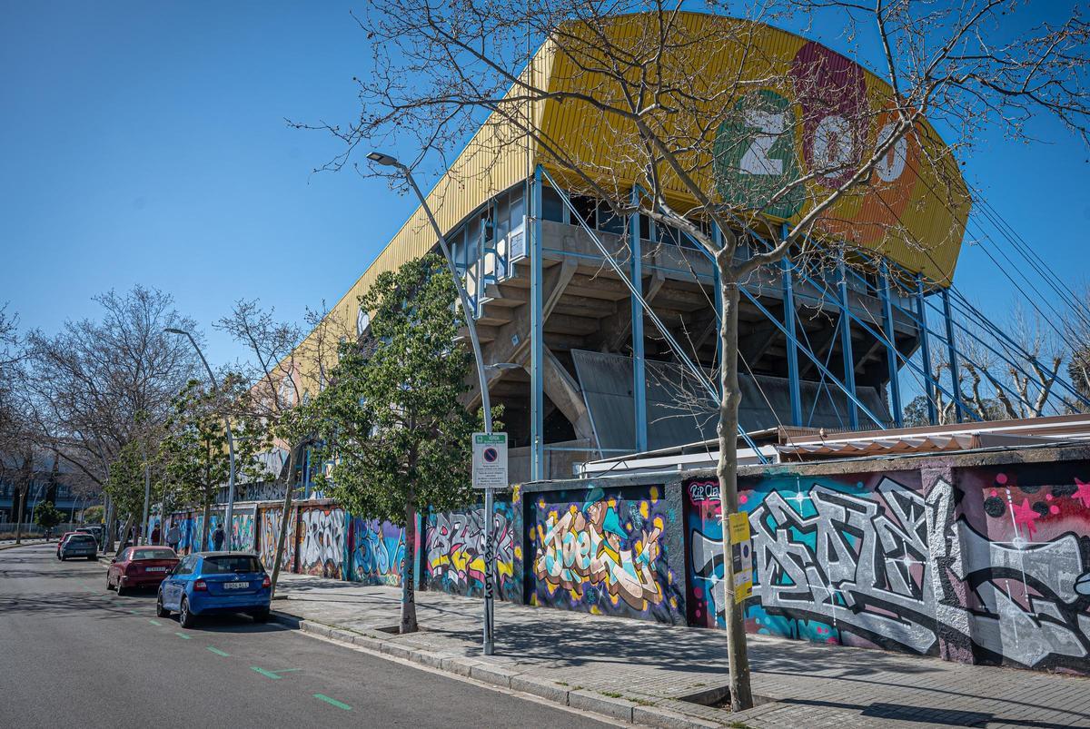 Instalaciones del Zoo de Barcelona vistas desde el paseo Circumval·lació.