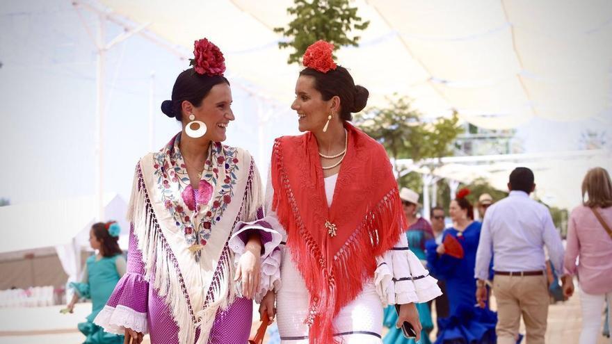 Córdoba se abanica, brinda y baila en el primer sábado de Feria