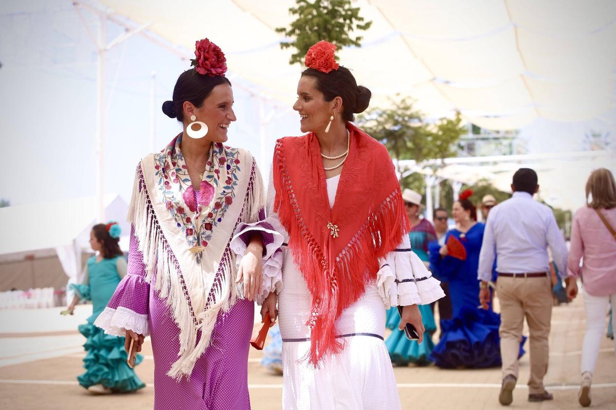 Cordobeses y turistas disfrutan en El Arenal de la primera jornada de día de la fiesta