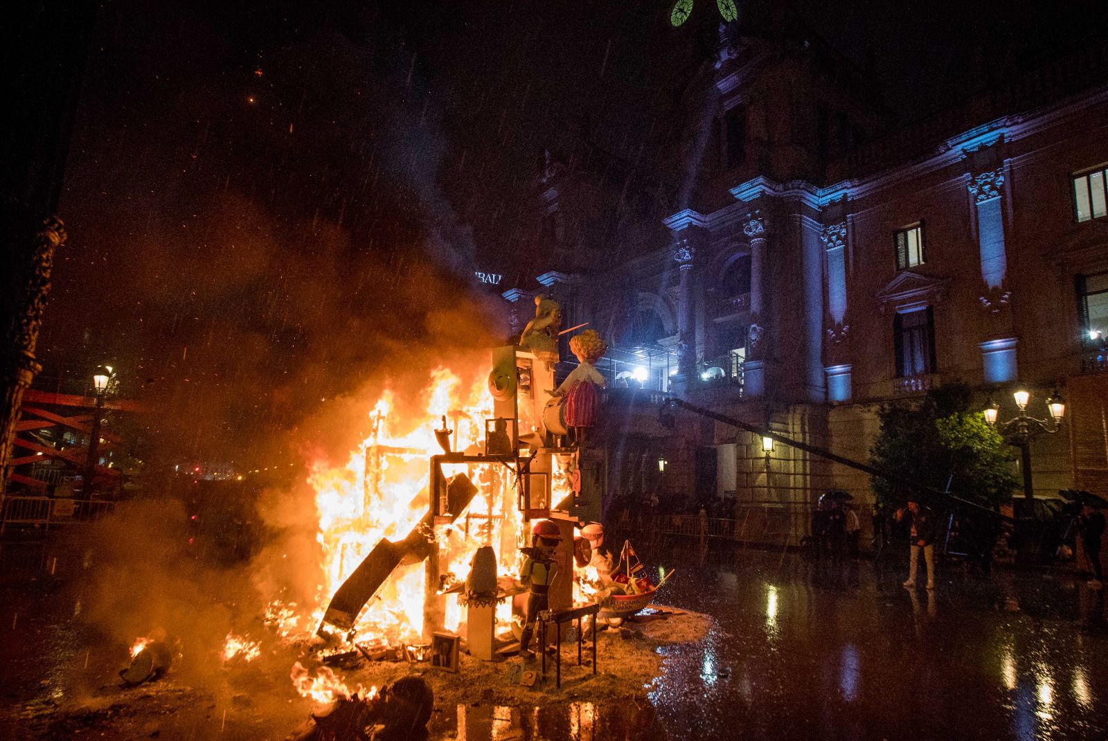 Así ha ardido la falla infantil municipal en València