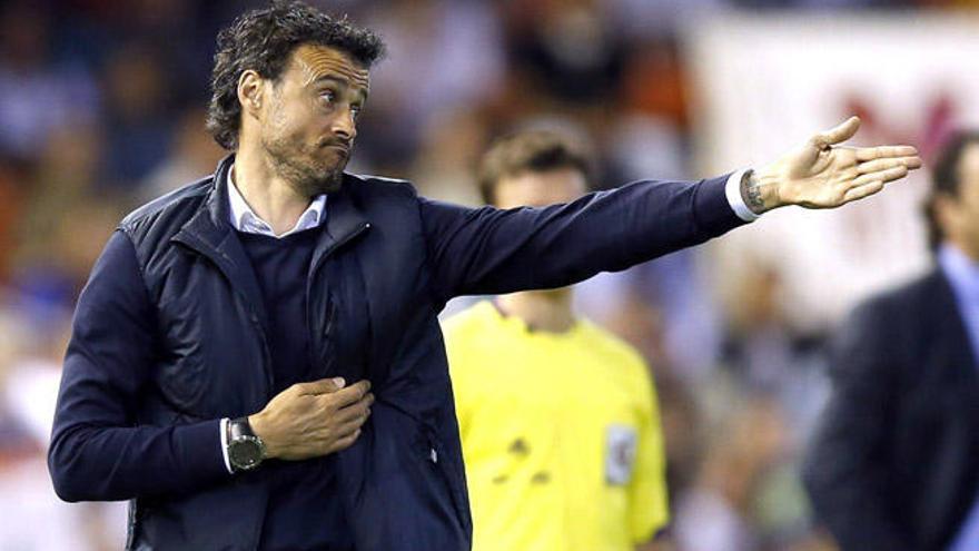 Luis Enrique da indicaciones a sus hombres // EFE