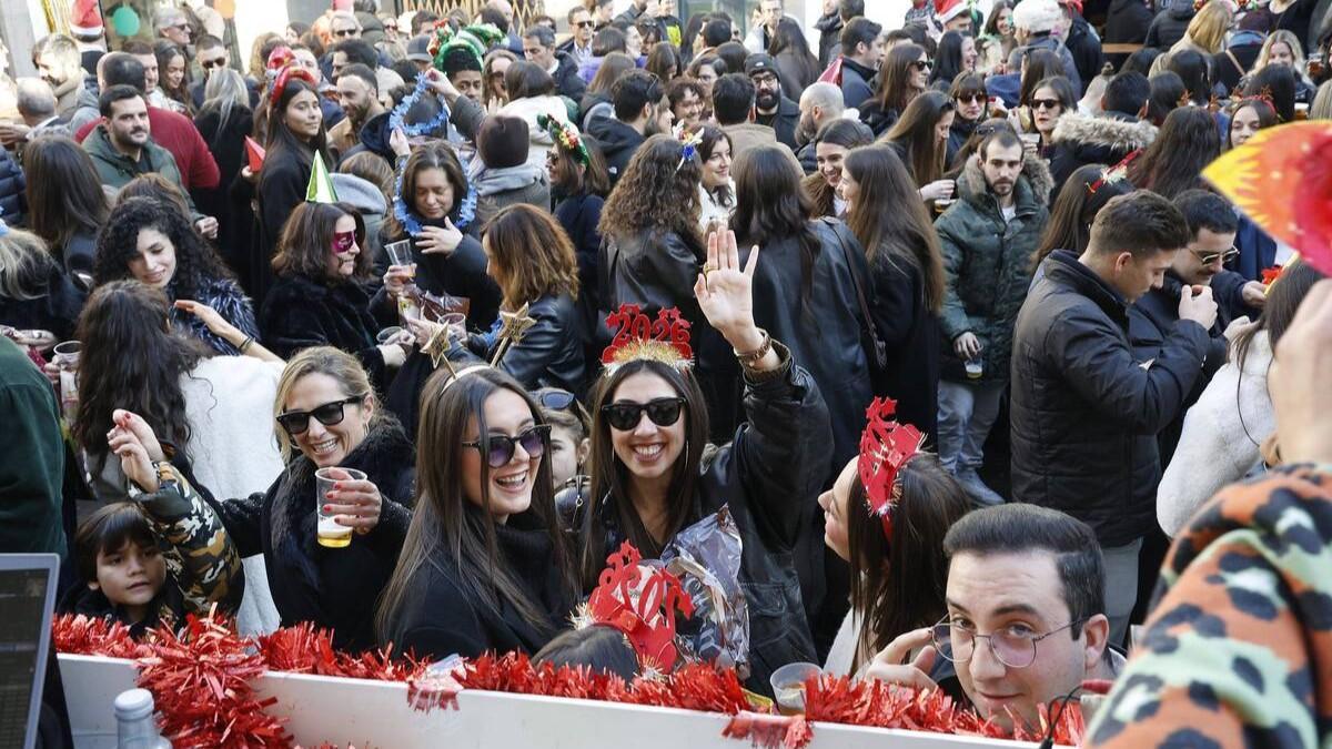 Cientos de compostelanos disfrutan de la "Tardevieja" en Santiago