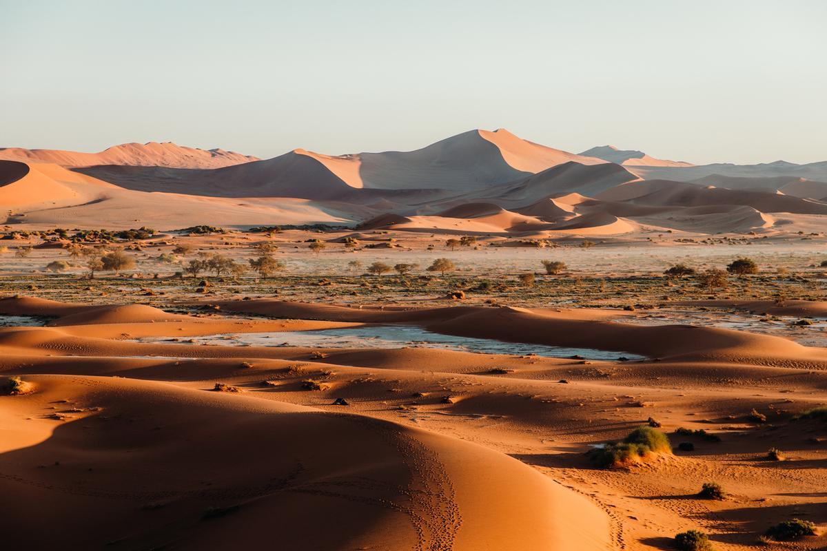 Dunas de arena durante el amanecer en Sossuvlei, Namibia