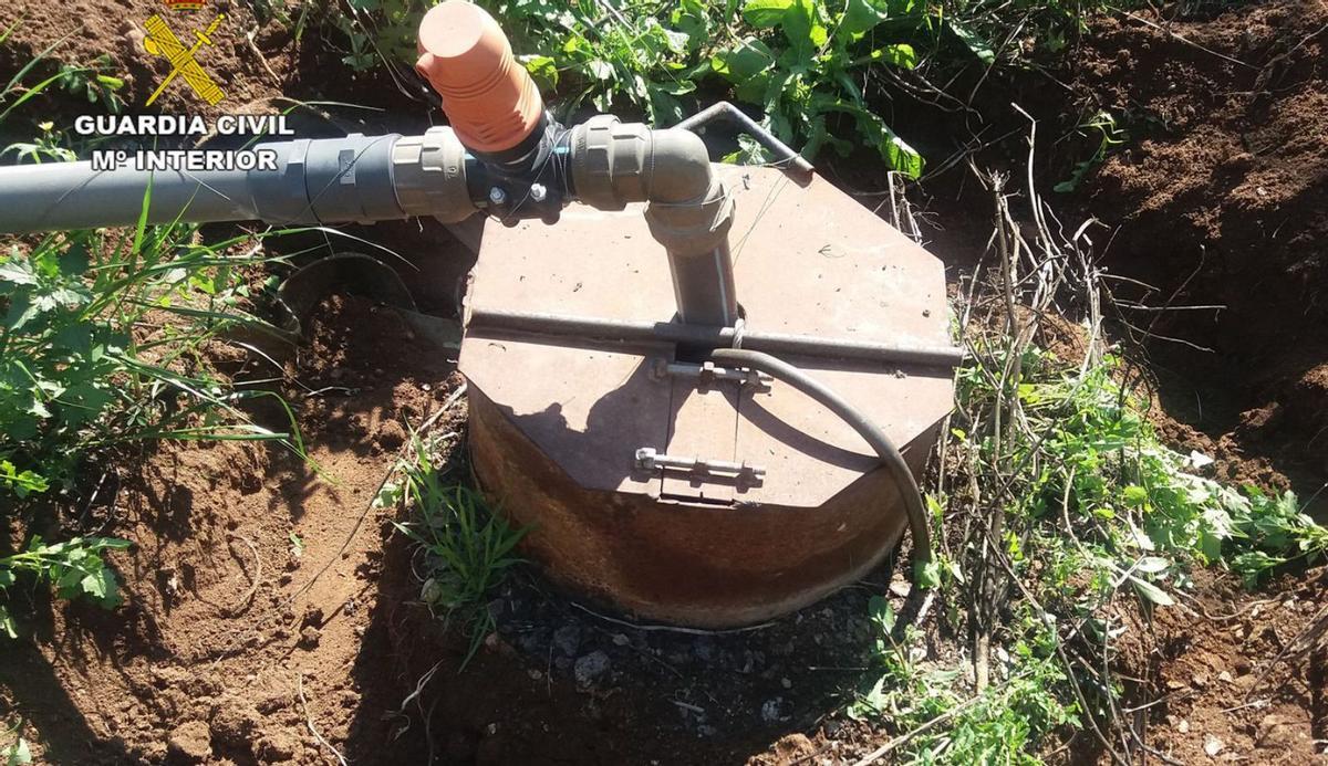 Pozo por donde extrajeron de forma ilegal agua subterránea en la rambla del Talayón. | G.C.