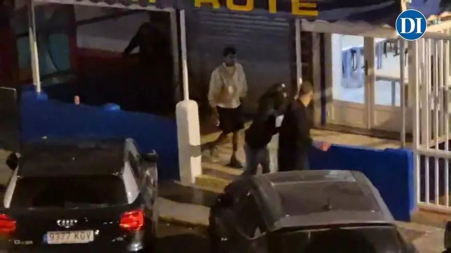 Un hombre es apalizado por otros tres en la puerta de un local en ses Figueretes