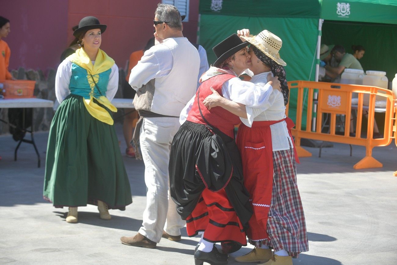 Las chácaras y tambores llenan las calles de Gran Canaria de norte a sur por el Día de Canarias