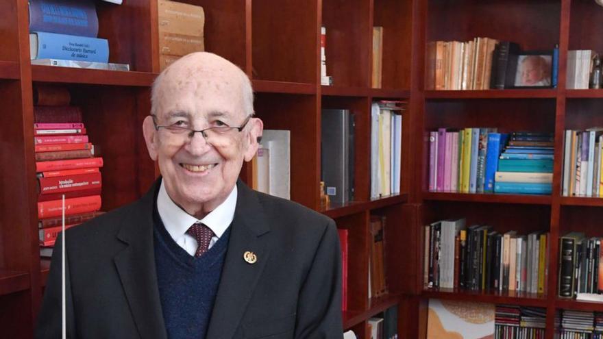 Rogelio Groba, con su obra 'Na Suaviña'.   | // Víctor Echave