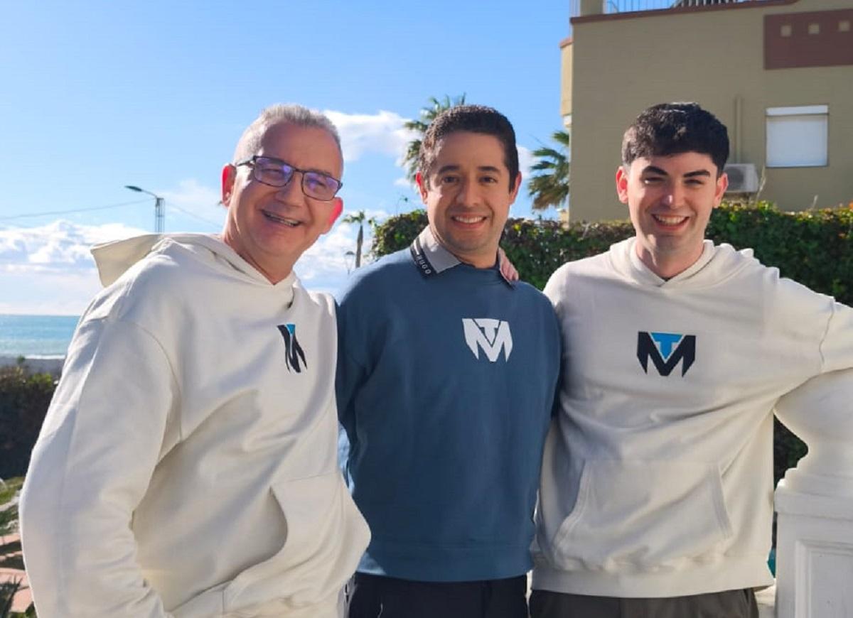 Óscar Ruelas, en el centro de la imagen, con el CFO de TuManag3r, Vicente Mirasol Meneu, y el CEO, Vicente Mirasol Villalobos.