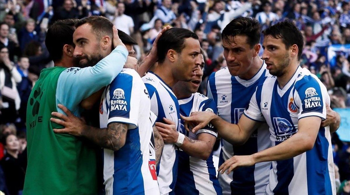 Jugadores del Espanyol celebran un gol al Mallorca, en febrero.