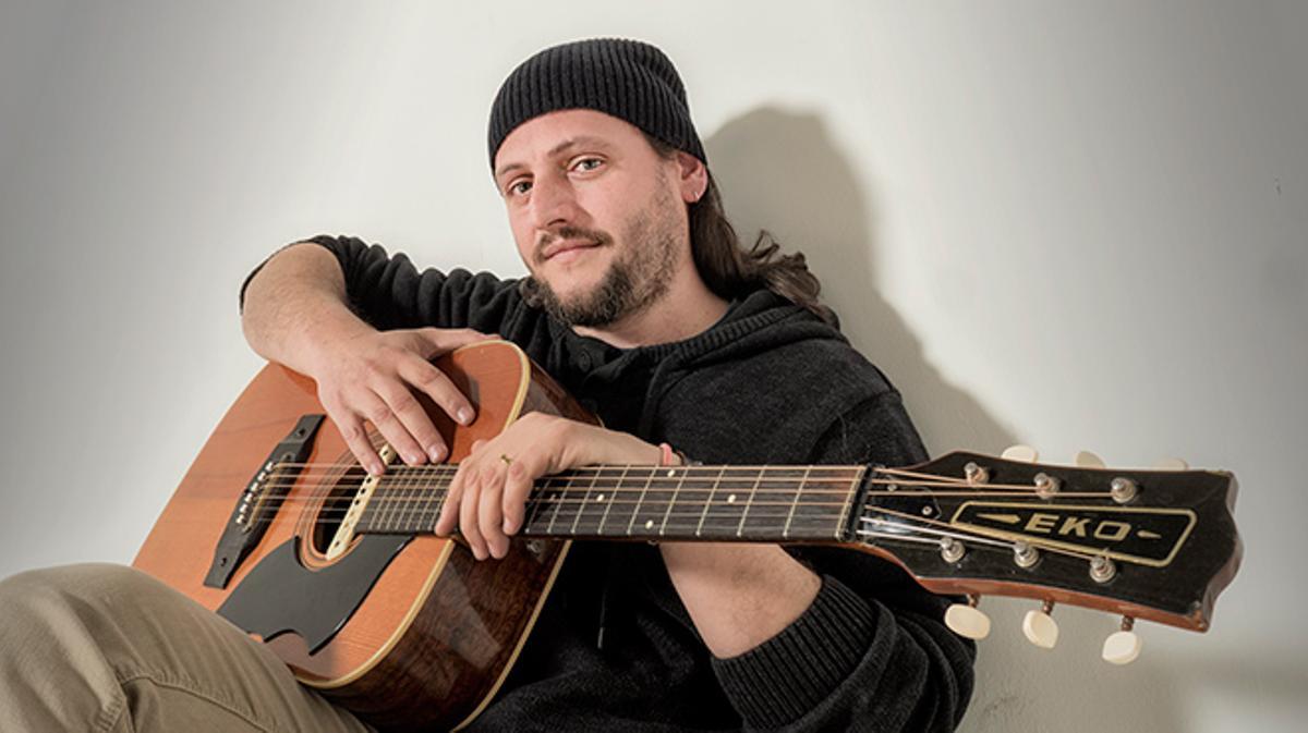 Manel Guerrero interpreta ’Easier’ en acústico.