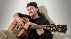 Manel Guerrero interpreta ’Easier’ en acústic.