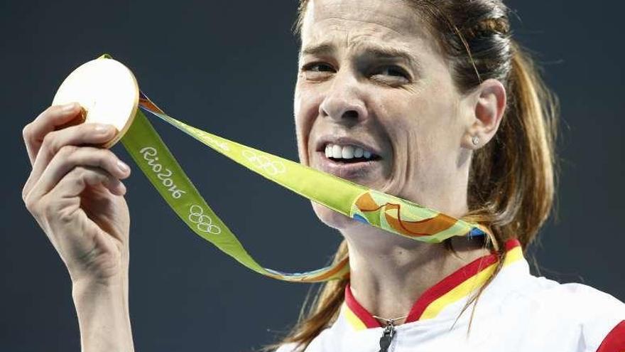 Ruth Beitia muestra la medalla de oro. // Yoan Valat