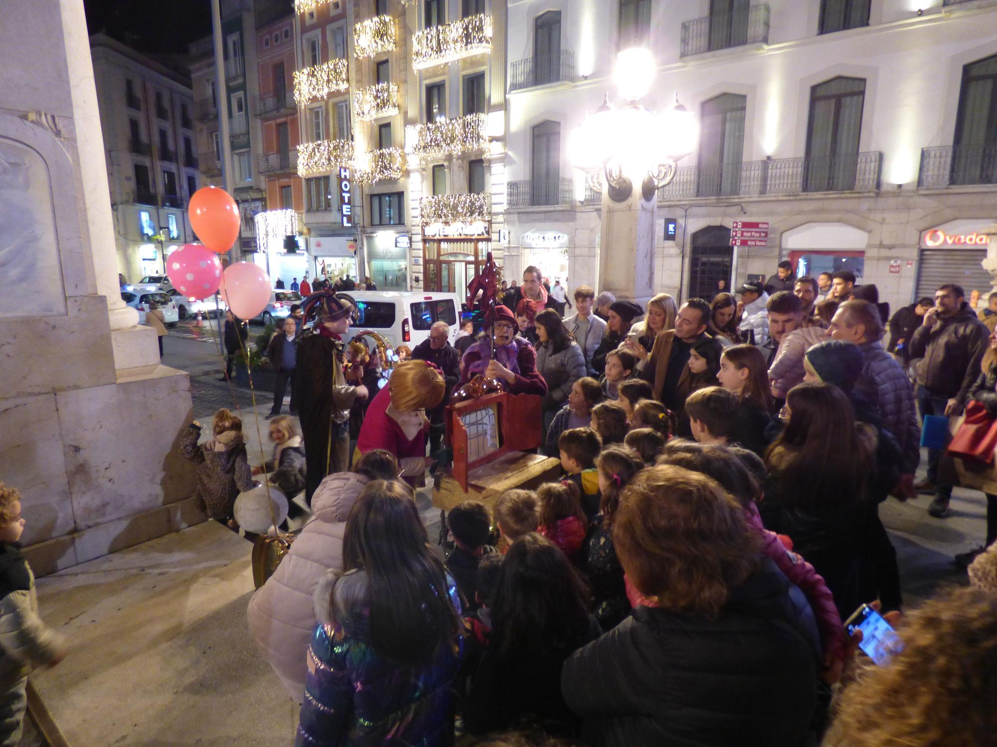 En Fumera, la Nadalina i la Bel inauguren el mercat de Nadal de Figueres