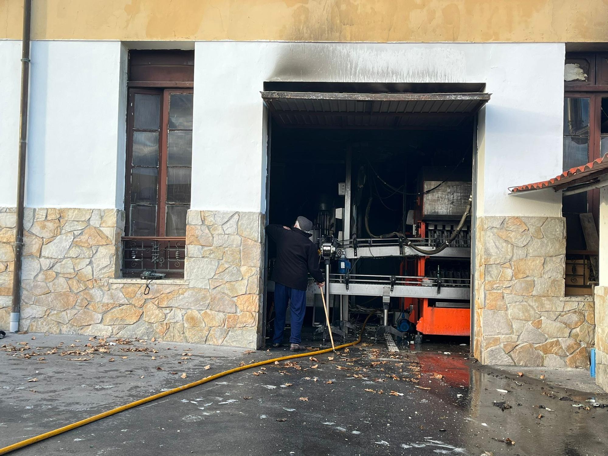 Incendio en Sidra Fanjul, en Tiñana, con desperfectos en la sala de máquinas del llagar