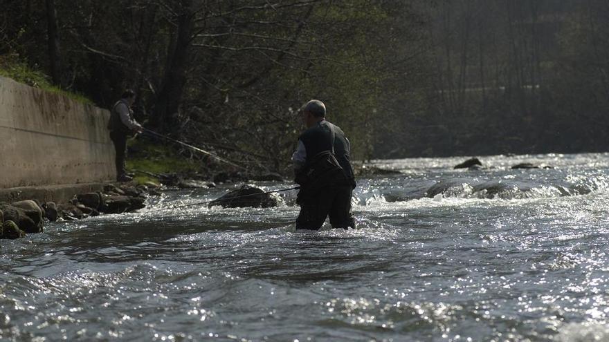 Los pescadores lamentan los cambios del Principado en la nueva norma de pesca fluvial respecto del borrador