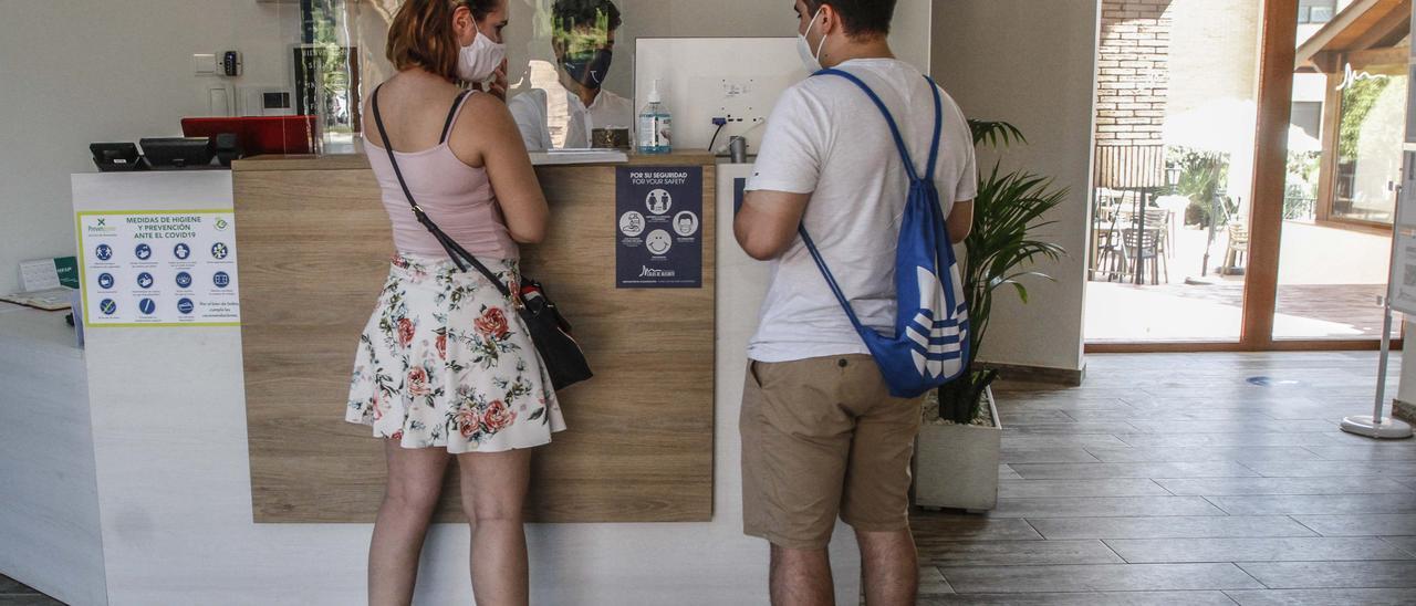 Una pareja se registra en un hotel de Alicante en una imagen de archivo