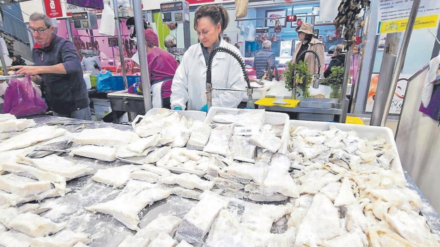 El bacalao en el puesto del mercado de abastos.   | // M.M.