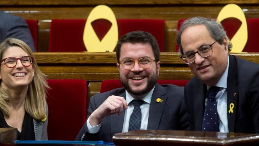 Torra, Aragonès y Artadi, junto a lazos amarillos en el Parlament.